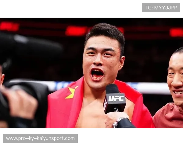 UFC新秀惊现“地面摩擦”奇景：20秒被摁地体验极限对抗